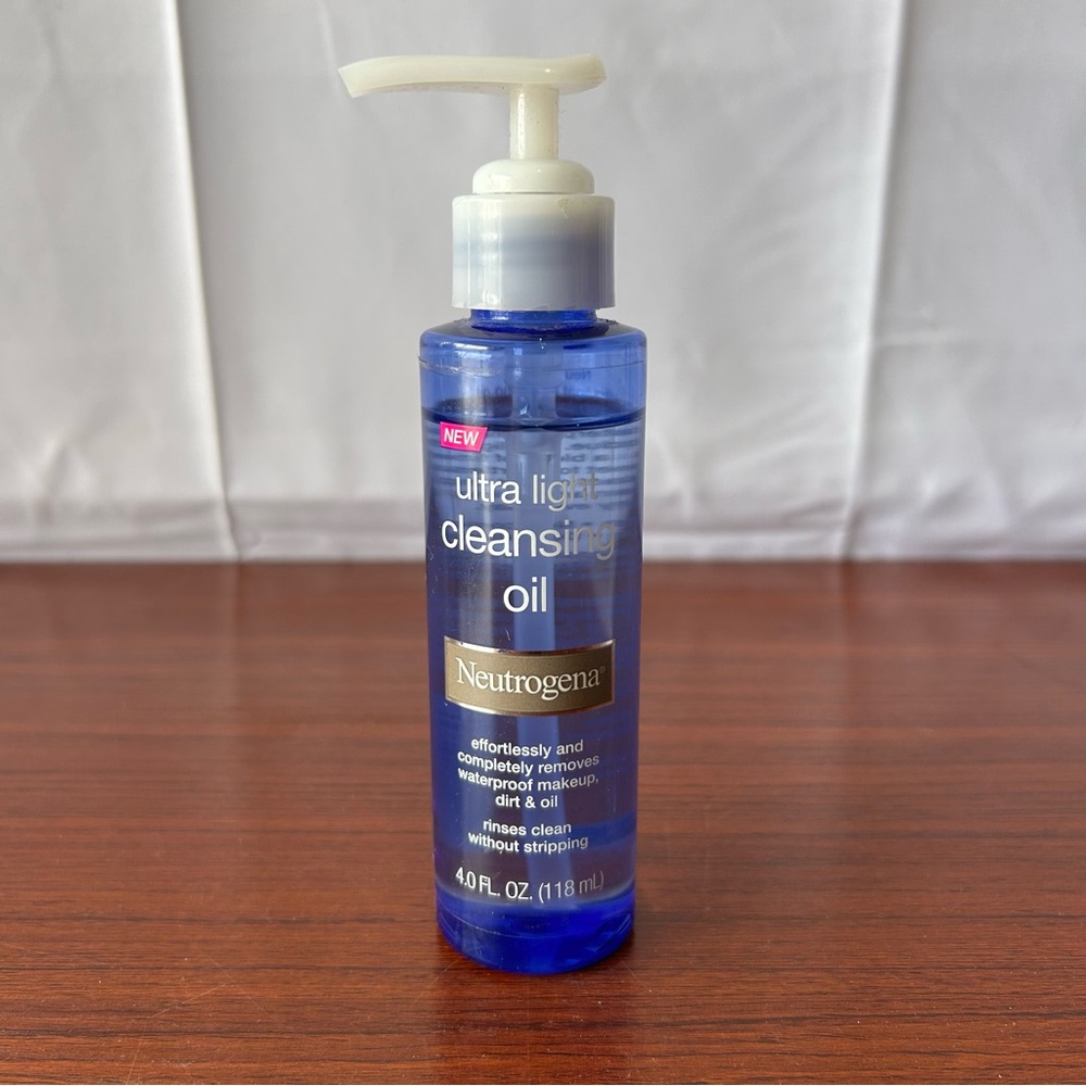 NEUTROGENA Ultra-Light Cleansing Oil 4.0 fl oz  118ML Face Cleanser Makeup